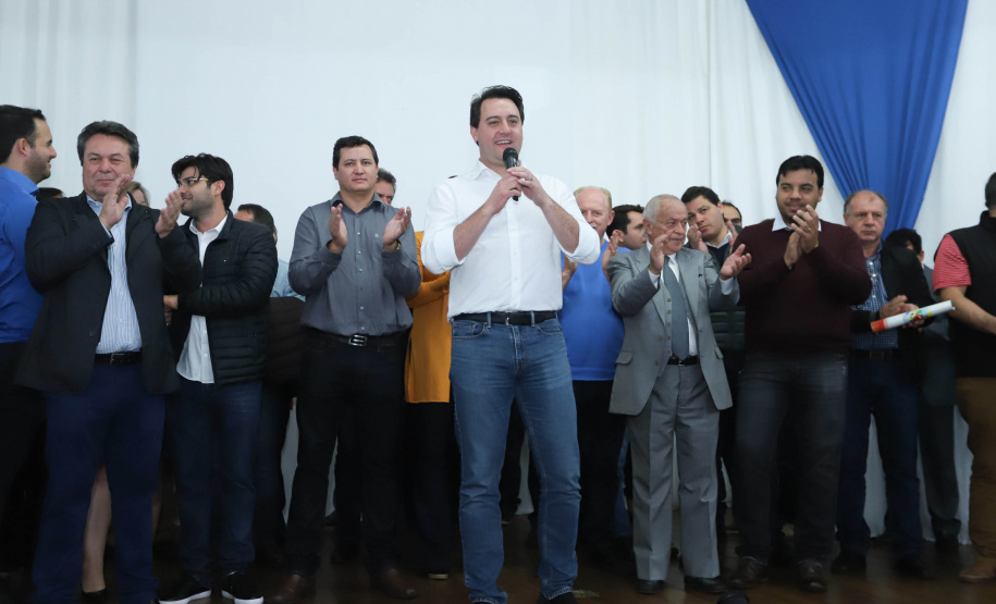 Cinquenta e seis famílias de produtores rurais ocupantes de terras pertencentes ao Estado (devolutas) em Pitanga e Boa Ventura do São Roque, no Centro do Paraná, receberam nesta sexta-feira (7) os títulos de propriedade de seus imóveis. Aguardado há anos pelas famílias, o documento de regularização das terras foi entregue em encontro com o governador Carlos Massa Ratinho Junior, realizado em Pitanga. Foto: Rodrigo Felix Leal/ANPr