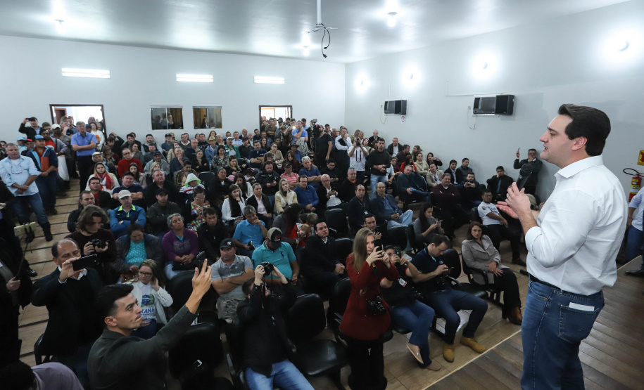 Cinquenta e seis famílias de produtores rurais ocupantes de terras pertencentes ao Estado (devolutas) em Pitanga e Boa Ventura do São Roque, no Centro do Paraná, receberam nesta sexta-feira (7) os títulos de propriedade de seus imóveis. Aguardado há anos pelas famílias, o documento de regularização das terras foi entregue em encontro com o governador Carlos Massa Ratinho Junior, realizado em Pitanga. Foto: Rodrigo Felix Leal/ANPr