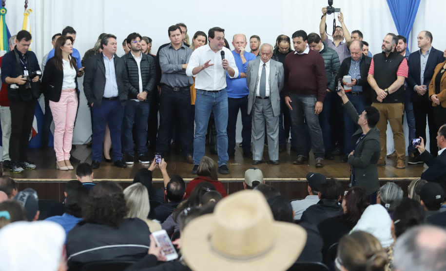Cinquenta e seis famílias de produtores rurais ocupantes de terras pertencentes ao Estado (devolutas) em Pitanga e Boa Ventura do São Roque, no Centro do Paraná, receberam nesta sexta-feira (7) os títulos de propriedade de seus imóveis. Aguardado há anos pelas famílias, o documento de regularização das terras foi entregue em encontro com o governador Carlos Massa Ratinho Junior, realizado em Pitanga. Foto: Rodrigo Felix Leal/ANPr