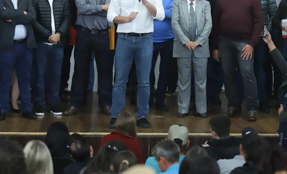 Cinquenta e seis famílias de produtores rurais ocupantes de terras pertencentes ao Estado (devolutas) em Pitanga e Boa Ventura do São Roque, no Centro do Paraná, receberam nesta sexta-feira (7) os títulos de propriedade de seus imóveis. Aguardado há anos pelas famílias, o documento de regularização das terras foi entregue em encontro com o governador Carlos Massa Ratinho Junior, realizado em Pitanga. Foto: Rodrigo Felix Leal/ANPr