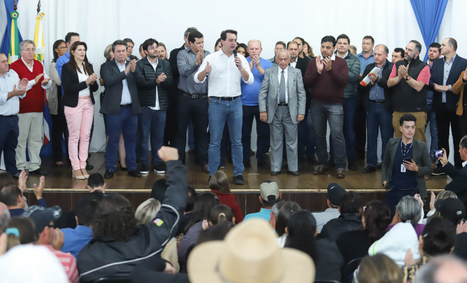 Cinquenta e seis famílias de produtores rurais ocupantes de terras pertencentes ao Estado (devolutas) em Pitanga e Boa Ventura do São Roque, no Centro do Paraná, receberam nesta sexta-feira (7) os títulos de propriedade de seus imóveis. Aguardado há anos pelas famílias, o documento de regularização das terras foi entregue em encontro com o governador Carlos Massa Ratinho Junior, realizado em Pitanga. Foto: Rodrigo Felix Leal/ANPr