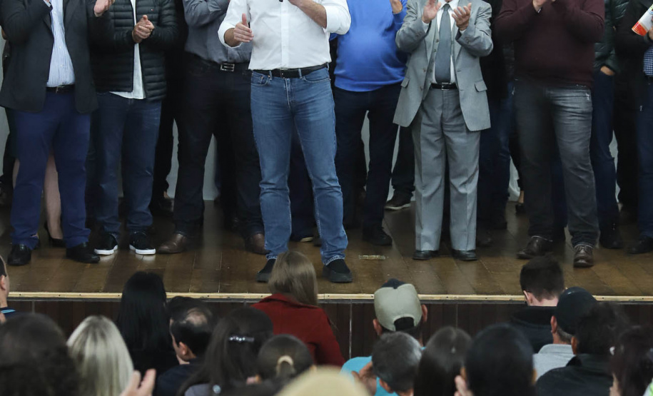 Cinquenta e seis famílias de produtores rurais ocupantes de terras pertencentes ao Estado (devolutas) em Pitanga e Boa Ventura do São Roque, no Centro do Paraná, receberam nesta sexta-feira (7) os títulos de propriedade de seus imóveis. Aguardado há anos pelas famílias, o documento de regularização das terras foi entregue em encontro com o governador Carlos Massa Ratinho Junior, realizado em Pitanga. Foto: Rodrigo Felix Leal/ANPr