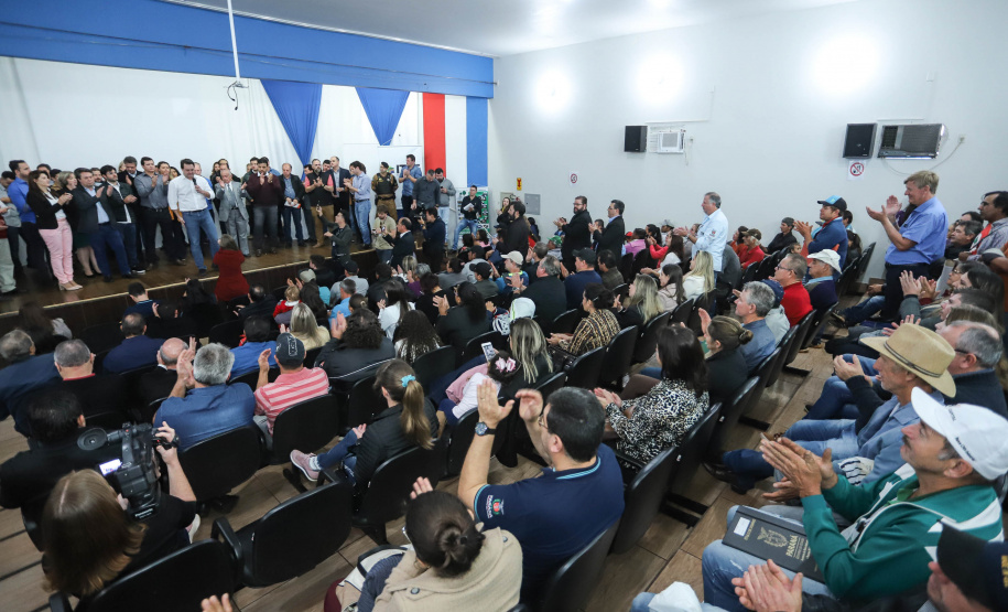 Cinquenta e seis famílias de produtores rurais ocupantes de terras pertencentes ao Estado (devolutas) em Pitanga e Boa Ventura do São Roque, no Centro do Paraná, receberam nesta sexta-feira (7) os títulos de propriedade de seus imóveis. Aguardado há anos pelas famílias, o documento de regularização das terras foi entregue em encontro com o governador Carlos Massa Ratinho Junior, realizado em Pitanga. Foto: Rodrigo Felix Leal/ANPr