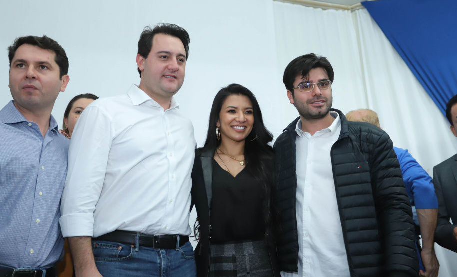 Cinquenta e seis famílias de produtores rurais ocupantes de terras pertencentes ao Estado (devolutas) em Pitanga e Boa Ventura do São Roque, no Centro do Paraná, receberam nesta sexta-feira (7) os títulos de propriedade de seus imóveis. Aguardado há anos pelas famílias, o documento de regularização das terras foi entregue em encontro com o governador Carlos Massa Ratinho Junior, realizado em Pitanga. Foto: Rodrigo Felix Leal/ANPr