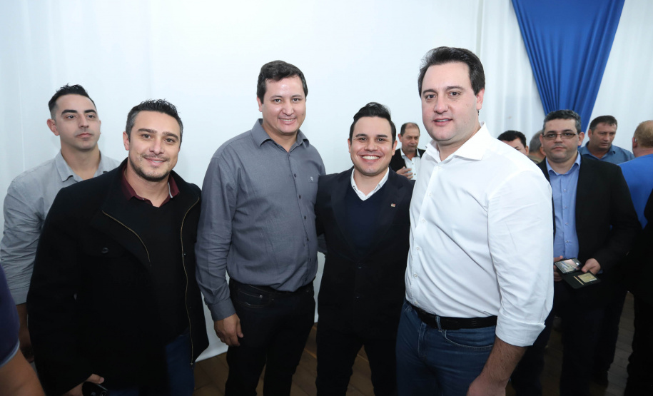 Cinquenta e seis famílias de produtores rurais ocupantes de terras pertencentes ao Estado (devolutas) em Pitanga e Boa Ventura do São Roque, no Centro do Paraná, receberam nesta sexta-feira (7) os títulos de propriedade de seus imóveis. Aguardado há anos pelas famílias, o documento de regularização das terras foi entregue em encontro com o governador Carlos Massa Ratinho Junior, realizado em Pitanga. Foto: Rodrigo Felix Leal/ANPr