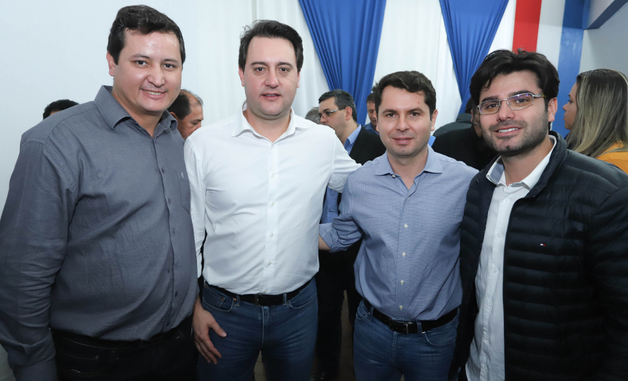 Cinquenta e seis famílias de produtores rurais ocupantes de terras pertencentes ao Estado (devolutas) em Pitanga e Boa Ventura do São Roque, no Centro do Paraná, receberam nesta sexta-feira (7) os títulos de propriedade de seus imóveis. Aguardado há anos pelas famílias, o documento de regularização das terras foi entregue em encontro com o governador Carlos Massa Ratinho Junior, realizado em Pitanga. Foto: Rodrigo Felix Leal/ANPr