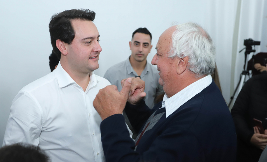 Cinquenta e seis famílias de produtores rurais ocupantes de terras pertencentes ao Estado (devolutas) em Pitanga e Boa Ventura do São Roque, no Centro do Paraná, receberam nesta sexta-feira (7) os títulos de propriedade de seus imóveis. Aguardado há anos pelas famílias, o documento de regularização das terras foi entregue em encontro com o governador Carlos Massa Ratinho Junior, realizado em Pitanga. Foto: Rodrigo Felix Leal/ANPr