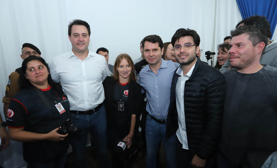 Cinquenta e seis famílias de produtores rurais ocupantes de terras pertencentes ao Estado (devolutas) em Pitanga e Boa Ventura do São Roque, no Centro do Paraná, receberam nesta sexta-feira (7) os títulos de propriedade de seus imóveis. Aguardado há anos pelas famílias, o documento de regularização das terras foi entregue em encontro com o governador Carlos Massa Ratinho Junior, realizado em Pitanga. Foto: Rodrigo Felix Leal/ANPr