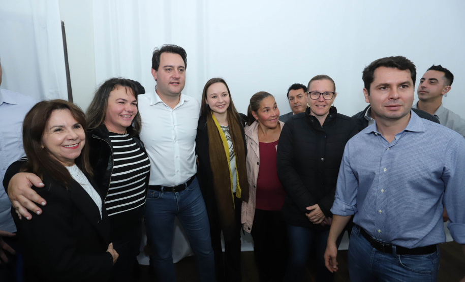 Cinquenta e seis famílias de produtores rurais ocupantes de terras pertencentes ao Estado (devolutas) em Pitanga e Boa Ventura do São Roque, no Centro do Paraná, receberam nesta sexta-feira (7) os títulos de propriedade de seus imóveis. Aguardado há anos pelas famílias, o documento de regularização das terras foi entregue em encontro com o governador Carlos Massa Ratinho Junior, realizado em Pitanga. Foto: Rodrigo Felix Leal/ANPr