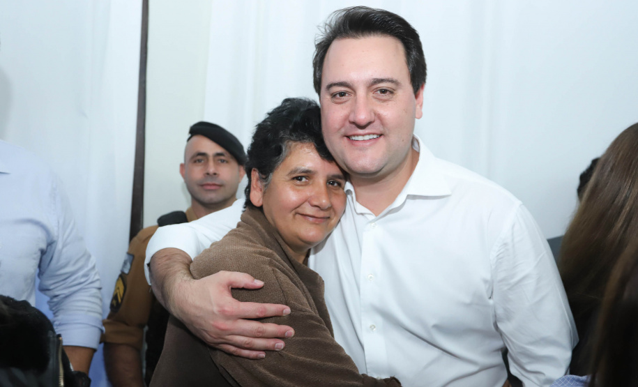 Cinquenta e seis famílias de produtores rurais ocupantes de terras pertencentes ao Estado (devolutas) em Pitanga e Boa Ventura do São Roque, no Centro do Paraná, receberam nesta sexta-feira (7) os títulos de propriedade de seus imóveis. Aguardado há anos pelas famílias, o documento de regularização das terras foi entregue em encontro com o governador Carlos Massa Ratinho Junior, realizado em Pitanga. Foto: Rodrigo Felix Leal/ANPr