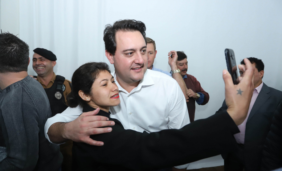 Cinquenta e seis famílias de produtores rurais ocupantes de terras pertencentes ao Estado (devolutas) em Pitanga e Boa Ventura do São Roque, no Centro do Paraná, receberam nesta sexta-feira (7) os títulos de propriedade de seus imóveis. Aguardado há anos pelas famílias, o documento de regularização das terras foi entregue em encontro com o governador Carlos Massa Ratinho Junior, realizado em Pitanga. Foto: Rodrigo Felix Leal/ANPr