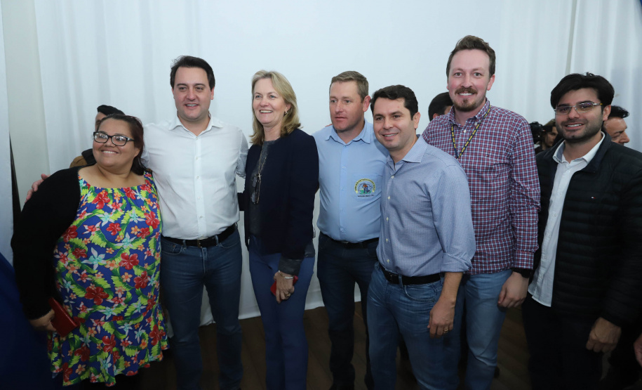 Cinquenta e seis famílias de produtores rurais ocupantes de terras pertencentes ao Estado (devolutas) em Pitanga e Boa Ventura do São Roque, no Centro do Paraná, receberam nesta sexta-feira (7) os títulos de propriedade de seus imóveis. Aguardado há anos pelas famílias, o documento de regularização das terras foi entregue em encontro com o governador Carlos Massa Ratinho Junior, realizado em Pitanga. Foto: Rodrigo Felix Leal/ANPr