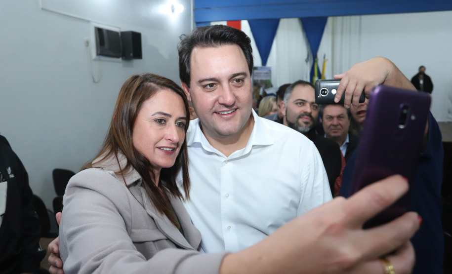 Cinquenta e seis famílias de produtores rurais ocupantes de terras pertencentes ao Estado (devolutas) em Pitanga e Boa Ventura do São Roque, no Centro do Paraná, receberam nesta sexta-feira (7) os títulos de propriedade de seus imóveis. Aguardado há anos pelas famílias, o documento de regularização das terras foi entregue em encontro com o governador Carlos Massa Ratinho Junior, realizado em Pitanga. Foto: Rodrigo Felix Leal/ANPr