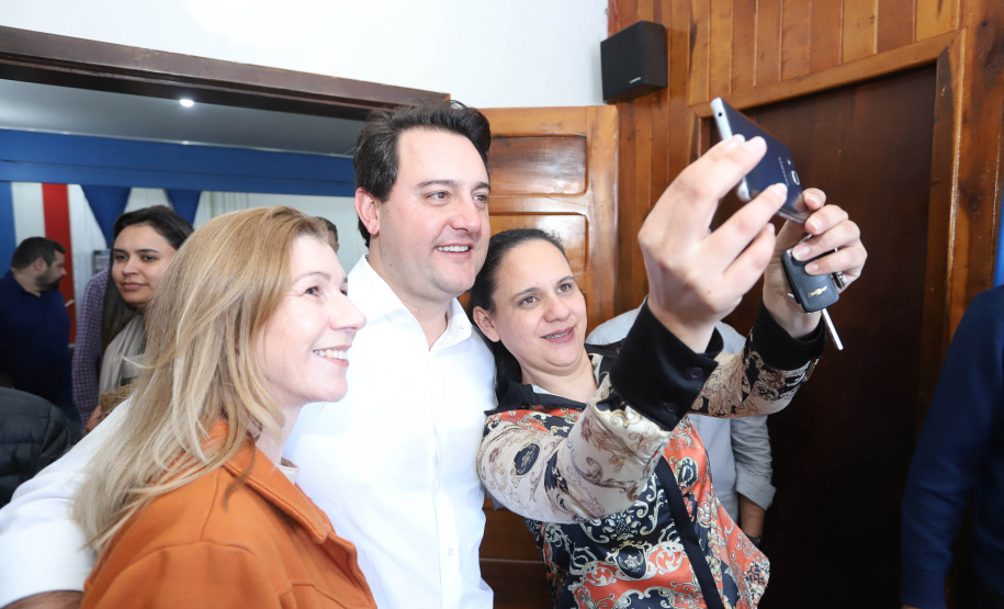 Cinquenta e seis famílias de produtores rurais ocupantes de terras pertencentes ao Estado (devolutas) em Pitanga e Boa Ventura do São Roque, no Centro do Paraná, receberam nesta sexta-feira (7) os títulos de propriedade de seus imóveis. Aguardado há anos pelas famílias, o documento de regularização das terras foi entregue em encontro com o governador Carlos Massa Ratinho Junior, realizado em Pitanga. Foto: Rodrigo Felix Leal/ANPr