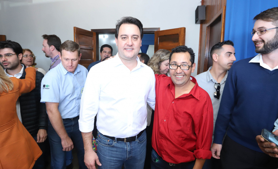 Cinquenta e seis famílias de produtores rurais ocupantes de terras pertencentes ao Estado (devolutas) em Pitanga e Boa Ventura do São Roque, no Centro do Paraná, receberam nesta sexta-feira (7) os títulos de propriedade de seus imóveis. Aguardado há anos pelas famílias, o documento de regularização das terras foi entregue em encontro com o governador Carlos Massa Ratinho Junior, realizado em Pitanga. Foto: Rodrigo Felix Leal/ANPr