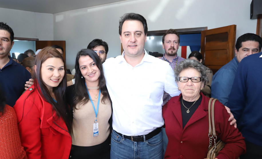 Cinquenta e seis famílias de produtores rurais ocupantes de terras pertencentes ao Estado (devolutas) em Pitanga e Boa Ventura do São Roque, no Centro do Paraná, receberam nesta sexta-feira (7) os títulos de propriedade de seus imóveis. Aguardado há anos pelas famílias, o documento de regularização das terras foi entregue em encontro com o governador Carlos Massa Ratinho Junior, realizado em Pitanga. Foto: Rodrigo Felix Leal/ANPr