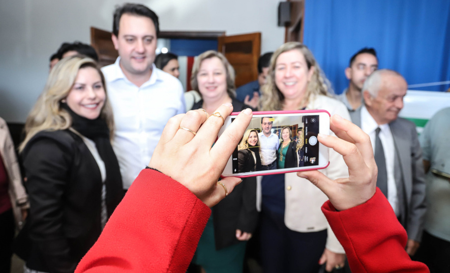 Cinquenta e seis famílias de produtores rurais ocupantes de terras pertencentes ao Estado (devolutas) em Pitanga e Boa Ventura do São Roque, no Centro do Paraná, receberam nesta sexta-feira (7) os títulos de propriedade de seus imóveis. Aguardado há anos pelas famílias, o documento de regularização das terras foi entregue em encontro com o governador Carlos Massa Ratinho Junior, realizado em Pitanga. Foto: Rodrigo Felix Leal/ANPr