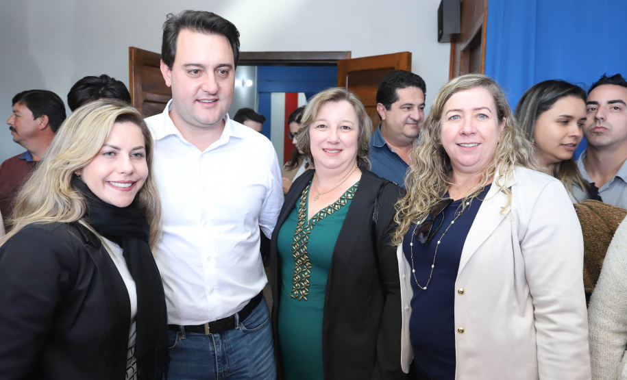 Cinquenta e seis famílias de produtores rurais ocupantes de terras pertencentes ao Estado (devolutas) em Pitanga e Boa Ventura do São Roque, no Centro do Paraná, receberam nesta sexta-feira (7) os títulos de propriedade de seus imóveis. Aguardado há anos pelas famílias, o documento de regularização das terras foi entregue em encontro com o governador Carlos Massa Ratinho Junior, realizado em Pitanga. Foto: Rodrigo Felix Leal/ANPr