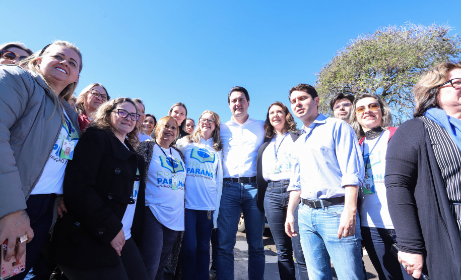 Cinquenta e seis famílias de produtores rurais ocupantes de terras pertencentes ao Estado (devolutas) em Pitanga e Boa Ventura do São Roque, no Centro do Paraná, receberam nesta sexta-feira (7) os títulos de propriedade de seus imóveis. Aguardado há anos pelas famílias, o documento de regularização das terras foi entregue em encontro com o governador Carlos Massa Ratinho Junior, realizado em Pitanga. Foto: Rodrigo Felix Leal/ANPr