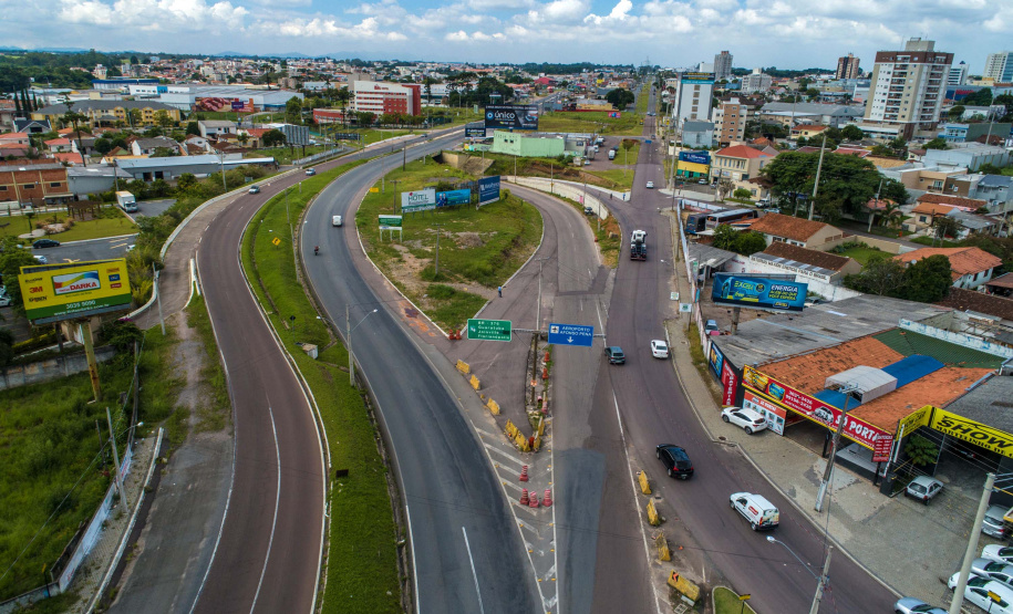 Governo vai retomar obras paralisadas em outras
gestões. Entre elas se destacam o Corredor Aeroporto-Rodoferroviária e o corredor da
Marechal Floriano Peixoto, em São José dos Pinhais, orçadas em mais de R$
70 milhões, que deveriam ter sido concluídas na Copa do Mundo de 2014. Foto: Maurilio Cheli/ANPr