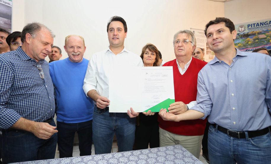 Os municípios de Pitanga, Goioxim, Guarapuava, Roncador, Campina do Simão e Cândido de Abreu, na região central do Paraná, vão investir R$ 2,3 milhões em obras e ações de melhoria em outras áreas. Os recursos são do Governo do Estado e foram confirmados pelo governador Carlos Massa Ratinho Junior nesta sexta-feira (7), em encontro com prefeitos na Associação dos Municípios do Centro do Paraná (AMOCENTRO), em Pitanga.  Foto: José Fernando Ogura/ANPr