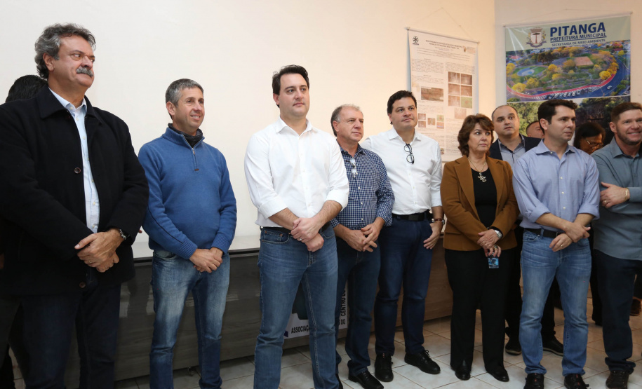 Os municípios de Pitanga, Goioxim, Guarapuava, Roncador, Campina do Simão e Cândido de Abreu, na região central do Paraná, vão investir R$ 2,3 milhões em obras e ações de melhoria em outras áreas. Os recursos são do Governo do Estado e foram confirmados pelo governador Carlos Massa Ratinho Junior nesta sexta-feira (7), em encontro com prefeitos na Associação dos Municípios do Centro do Paraná (AMOCENTRO), em Pitanga.  Foto: José Fernando Ogura/ANPr