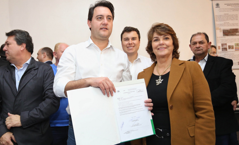 Os municípios de Pitanga, Goioxim, Guarapuava, Roncador, Campina do Simão e Cândido de Abreu, na região central do Paraná, vão investir R$ 2,3 milhões em obras e ações de melhoria em outras áreas. Os recursos são do Governo do Estado e foram confirmados pelo governador Carlos Massa Ratinho Junior nesta sexta-feira (7), em encontro com prefeitos na Associação dos Municípios do Centro do Paraná (AMOCENTRO), em Pitanga.  Foto: José Fernando Ogura/ANPr