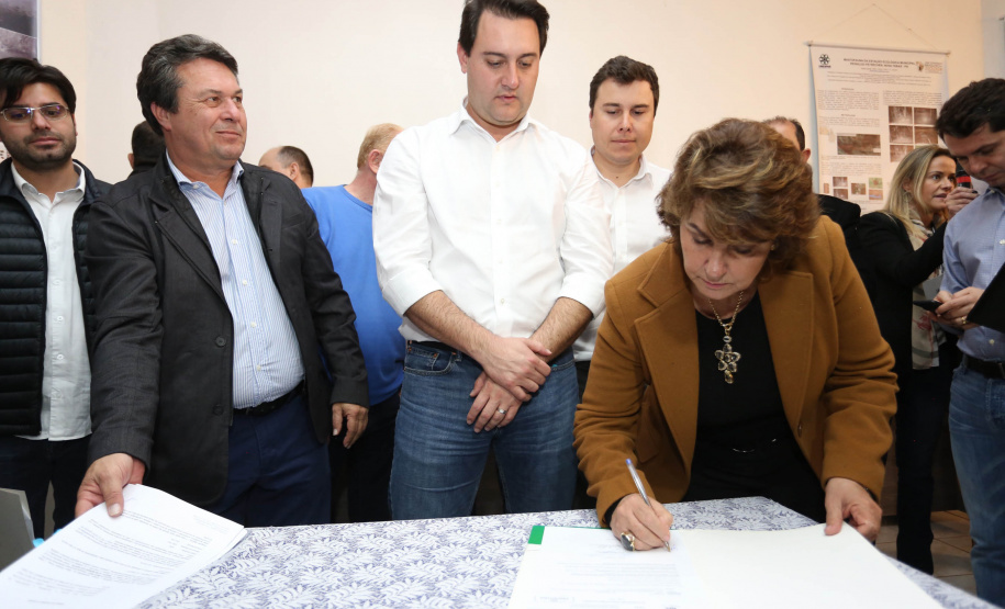 Os municípios de Pitanga, Goioxim, Guarapuava, Roncador, Campina do Simão e Cândido de Abreu, na região central do Paraná, vão investir R$ 2,3 milhões em obras e ações de melhoria em outras áreas. Os recursos são do Governo do Estado e foram confirmados pelo governador Carlos Massa Ratinho Junior nesta sexta-feira (7), em encontro com prefeitos na Associação dos Municípios do Centro do Paraná (AMOCENTRO), em Pitanga.  Foto: José Fernando Ogura/ANPr