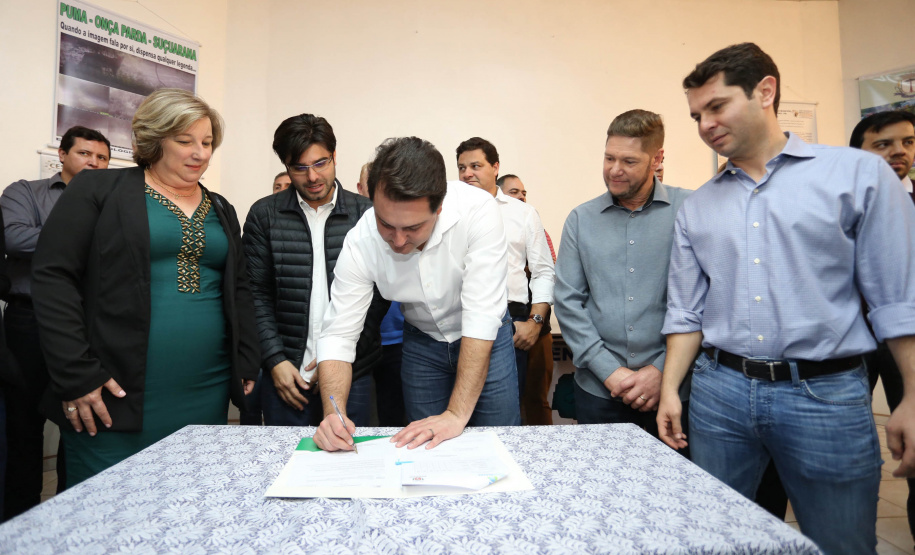 Os municípios de Pitanga, Goioxim, Guarapuava, Roncador, Campina do Simão e Cândido de Abreu, na região central do Paraná, vão investir R$ 2,3 milhões em obras e ações de melhoria em outras áreas. Os recursos são do Governo do Estado e foram confirmados pelo governador Carlos Massa Ratinho Junior nesta sexta-feira (7), em encontro com prefeitos na Associação dos Municípios do Centro do Paraná (AMOCENTRO), em Pitanga.  Foto: José Fernando Ogura/ANPr