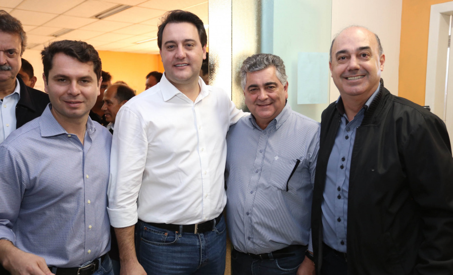 Os municípios de Pitanga, Goioxim, Guarapuava, Roncador, Campina do Simão e Cândido de Abreu, na região central do Paraná, vão investir R$ 2,3 milhões em obras e ações de melhoria em outras áreas. Os recursos são do Governo do Estado e foram confirmados pelo governador Carlos Massa Ratinho Junior nesta sexta-feira (7), em encontro com prefeitos na Associação dos Municípios do Centro do Paraná (AMOCENTRO), em Pitanga.  Foto: José Fernando Ogura/ANPr