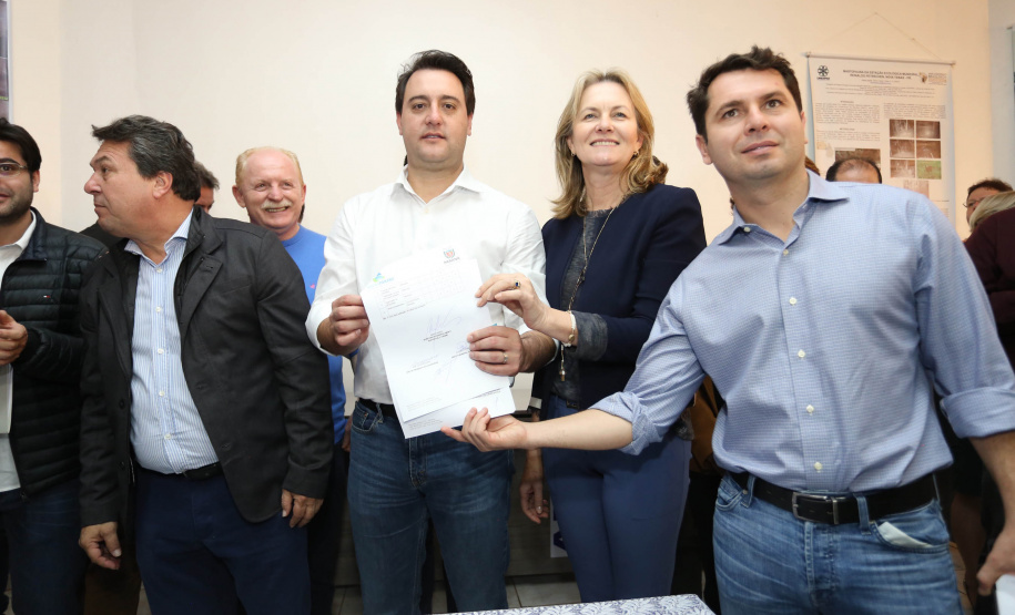 Os municípios de Pitanga, Goioxim, Guarapuava, Roncador, Campina do Simão e Cândido de Abreu, na região central do Paraná, vão investir R$ 2,3 milhões em obras e ações de melhoria em outras áreas. Os recursos são do Governo do Estado e foram confirmados pelo governador Carlos Massa Ratinho Junior nesta sexta-feira (7), em encontro com prefeitos na Associação dos Municípios do Centro do Paraná (AMOCENTRO), em Pitanga.  Foto: José Fernando Ogura/ANPr