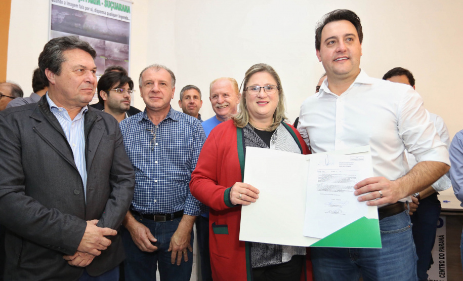 Os municípios de Pitanga, Goioxim, Guarapuava, Roncador, Campina do Simão e Cândido de Abreu, na região central do Paraná, vão investir R$ 2,3 milhões em obras e ações de melhoria em outras áreas. Os recursos são do Governo do Estado e foram confirmados pelo governador Carlos Massa Ratinho Junior nesta sexta-feira (7), em encontro com prefeitos na Associação dos Municípios do Centro do Paraná (AMOCENTRO), em Pitanga.  Foto: José Fernando Ogura/ANPr