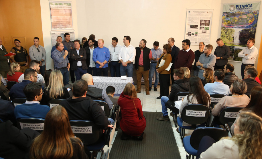 Os municípios de Pitanga, Goioxim, Guarapuava, Roncador, Campina do Simão e Cândido de Abreu, na região central do Paraná, vão investir R$ 2,3 milhões em obras e ações de melhoria em outras áreas. Os recursos são do Governo do Estado e foram confirmados pelo governador Carlos Massa Ratinho Junior nesta sexta-feira (7), em encontro com prefeitos na Associação dos Municípios do Centro do Paraná (AMOCENTRO), em Pitanga.  Foto: José Fernando Ogura/ANPr