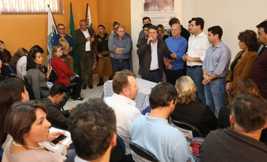 Os municípios de Pitanga, Goioxim, Guarapuava, Roncador, Campina do Simão e Cândido de Abreu, na região central do Paraná, vão investir R$ 2,3 milhões em obras e ações de melhoria em outras áreas. Os recursos são do Governo do Estado e foram confirmados pelo governador Carlos Massa Ratinho Junior nesta sexta-feira (7), em encontro com prefeitos na Associação dos Municípios do Centro do Paraná (AMOCENTRO), em Pitanga.  Foto: José Fernando Ogura/ANPr