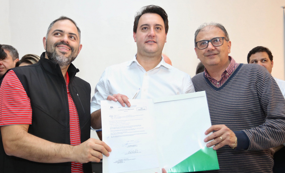 Os municípios de Pitanga, Goioxim, Guarapuava, Roncador, Campina do Simão e Cândido de Abreu, na região central do Paraná, vão investir R$ 2,3 milhões em obras e ações de melhoria em outras áreas. Os recursos são do Governo do Estado e foram confirmados pelo governador Carlos Massa Ratinho Junior nesta sexta-feira (7), em encontro com prefeitos na Associação dos Municípios do Centro do Paraná (AMOCENTRO), em Pitanga.  Foto: José Fernando Ogura/ANPr