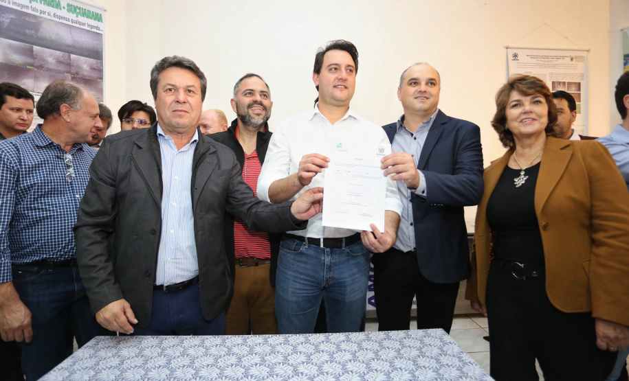 Os municípios de Pitanga, Goioxim, Guarapuava, Roncador, Campina do Simão e Cândido de Abreu, na região central do Paraná, vão investir R$ 2,3 milhões em obras e ações de melhoria em outras áreas. Os recursos são do Governo do Estado e foram confirmados pelo governador Carlos Massa Ratinho Junior nesta sexta-feira (7), em encontro com prefeitos na Associação dos Municípios do Centro do Paraná (AMOCENTRO), em Pitanga.  Foto: José Fernando Ogura/ANPr