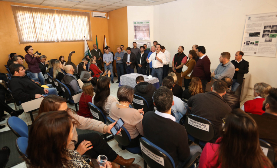 Os municípios de Pitanga, Goioxim, Guarapuava, Roncador, Campina do Simão e Cândido de Abreu, na região central do Paraná, vão investir R$ 2,3 milhões em obras e ações de melhoria em outras áreas. Os recursos são do Governo do Estado e foram confirmados pelo governador Carlos Massa Ratinho Junior nesta sexta-feira (7), em encontro com prefeitos na Associação dos Municípios do Centro do Paraná (AMOCENTRO), em Pitanga.  Foto: José Fernando Ogura/ANPr