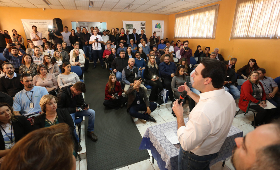 Os municípios de Pitanga, Goioxim, Guarapuava, Roncador, Campina do Simão e Cândido de Abreu, na região central do Paraná, vão investir R$ 2,3 milhões em obras e ações de melhoria em outras áreas. Os recursos são do Governo do Estado e foram confirmados pelo governador Carlos Massa Ratinho Junior nesta sexta-feira (7), em encontro com prefeitos na Associação dos Municípios do Centro do Paraná (AMOCENTRO), em Pitanga.  Foto: José Fernando Ogura/ANPr