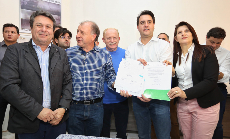 Os municípios de Pitanga, Goioxim, Guarapuava, Roncador, Campina do Simão e Cândido de Abreu, na região central do Paraná, vão investir R$ 2,3 milhões em obras e ações de melhoria em outras áreas. Os recursos são do Governo do Estado e foram confirmados pelo governador Carlos Massa Ratinho Junior nesta sexta-feira (7), em encontro com prefeitos na Associação dos Municípios do Centro do Paraná (AMOCENTRO), em Pitanga.  Foto: José Fernando Ogura/ANPr