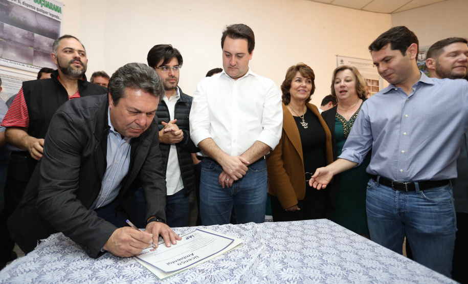 Os municípios de Pitanga, Goioxim, Guarapuava, Roncador, Campina do Simão e Cândido de Abreu, na região central do Paraná, vão investir R$ 2,3 milhões em obras e ações de melhoria em outras áreas. Os recursos são do Governo do Estado e foram confirmados pelo governador Carlos Massa Ratinho Junior nesta sexta-feira (7), em encontro com prefeitos na Associação dos Municípios do Centro do Paraná (AMOCENTRO), em Pitanga.  Foto: José Fernando Ogura/ANPr