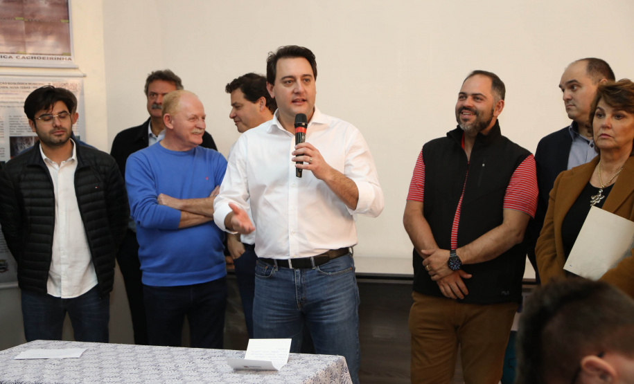 Os municípios de Pitanga, Goioxim, Guarapuava, Roncador, Campina do Simão e Cândido de Abreu, na região central do Paraná, vão investir R$ 2,3 milhões em obras e ações de melhoria em outras áreas. Os recursos são do Governo do Estado e foram confirmados pelo governador Carlos Massa Ratinho Junior nesta sexta-feira (7), em encontro com prefeitos na Associação dos Municípios do Centro do Paraná (AMOCENTRO), em Pitanga.  Foto: José Fernando Ogura/ANPr