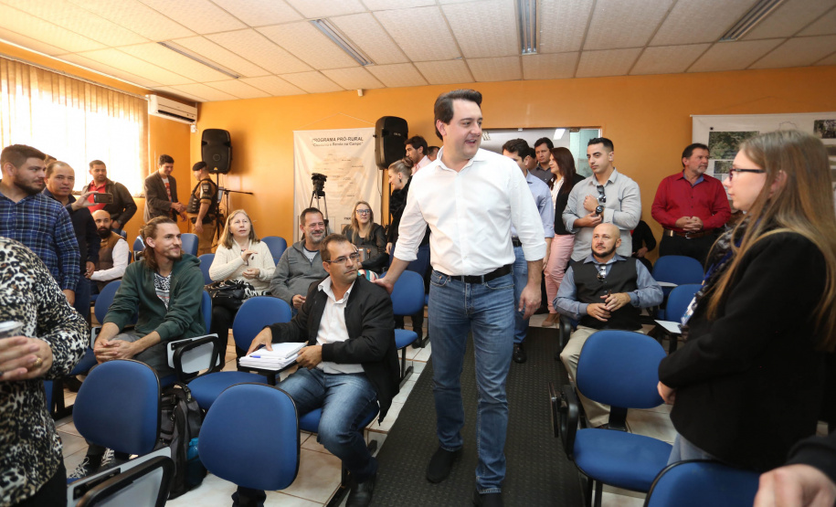 Os municípios de Pitanga, Goioxim, Guarapuava, Roncador, Campina do Simão e Cândido de Abreu, na região central do Paraná, vão investir R$ 2,3 milhões em obras e ações de melhoria em outras áreas. Os recursos são do Governo do Estado e foram confirmados pelo governador Carlos Massa Ratinho Junior nesta sexta-feira (7), em encontro com prefeitos na Associação dos Municípios do Centro do Paraná (AMOCENTRO), em Pitanga.  Foto: José Fernando Ogura/ANPr