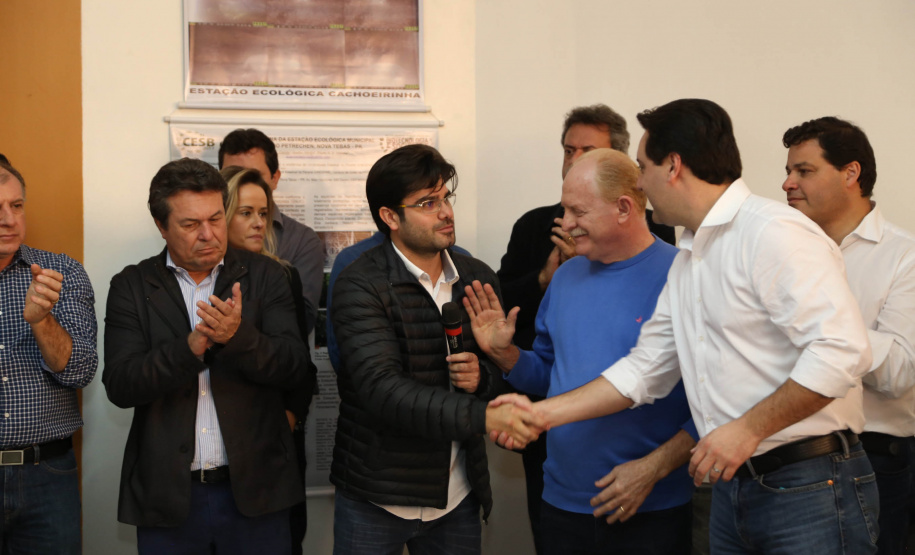 Os municípios de Pitanga, Goioxim, Guarapuava, Roncador, Campina do Simão e Cândido de Abreu, na região central do Paraná, vão investir R$ 2,3 milhões em obras e ações de melhoria em outras áreas. Os recursos são do Governo do Estado e foram confirmados pelo governador Carlos Massa Ratinho Junior nesta sexta-feira (7), em encontro com prefeitos na Associação dos Municípios do Centro do Paraná (AMOCENTRO), em Pitanga.  Foto: José Fernando Ogura/ANPr