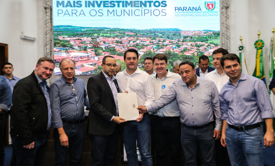 Governador Carlos Massa Ratinho Junior se reúne em Irati com os prefeitos do Centro-Sul do Paraná, e repassa recursos para investimentos em diversos municípios da região. O secretário do Desenvolvimento Urbano e Obras Públicas, João Carlos Ortega, também participa do encontro.  -  Irati, 07/06/2019  -  Foto: Geraldo Bubniak/ANPr