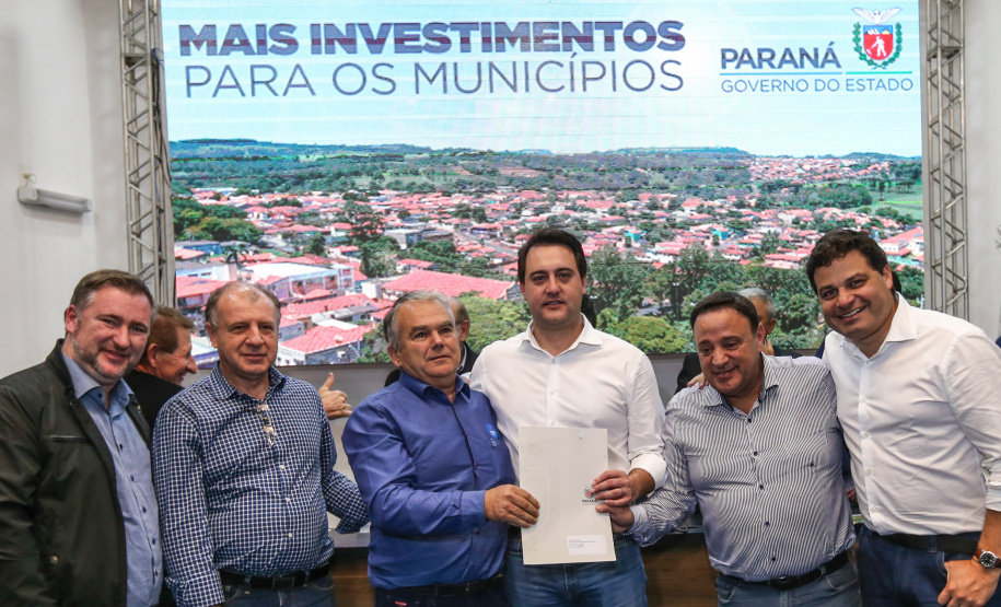 Governador Carlos Massa Ratinho Junior se reúne em Irati com os prefeitos do Centro-Sul do Paraná, e repassa recursos para investimentos em diversos municípios da região. O secretário do Desenvolvimento Urbano e Obras Públicas, João Carlos Ortega, também participa do encontro.  -  Irati, 07/06/2019  -  Foto: Geraldo Bubniak/ANPr