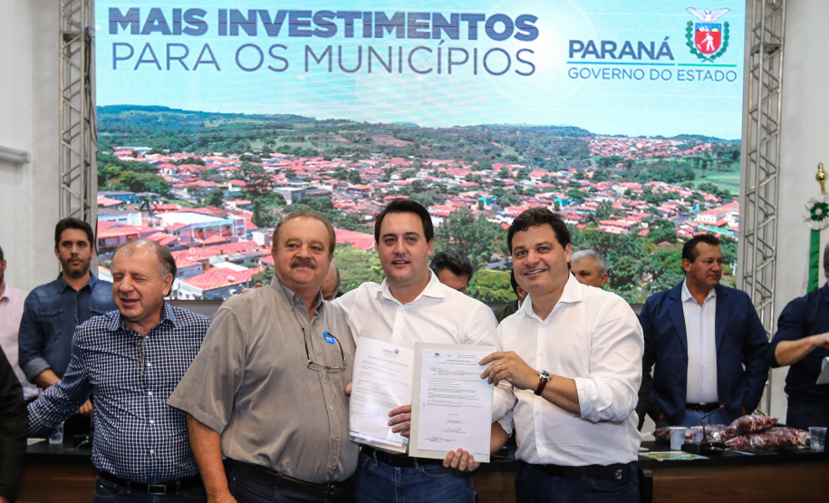 Governador Carlos Massa Ratinho Junior se reúne em Irati com os prefeitos do Centro-Sul do Paraná, e repassa recursos para investimentos em diversos municípios da região. O secretário do Desenvolvimento Urbano e Obras Públicas, João Carlos Ortega, também participa do encontro.  -  Irati, 07/06/2019  -  Foto: Geraldo Bubniak/ANPr