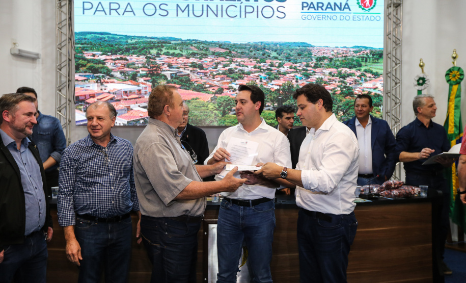 Governador Carlos Massa Ratinho Junior se reúne em Irati com os prefeitos do Centro-Sul do Paraná, e repassa recursos para investimentos em diversos municípios da região. O secretário do Desenvolvimento Urbano e Obras Públicas, João Carlos Ortega, também participa do encontro.  -  Irati, 07/06/2019  -  Foto: Geraldo Bubniak/ANPr