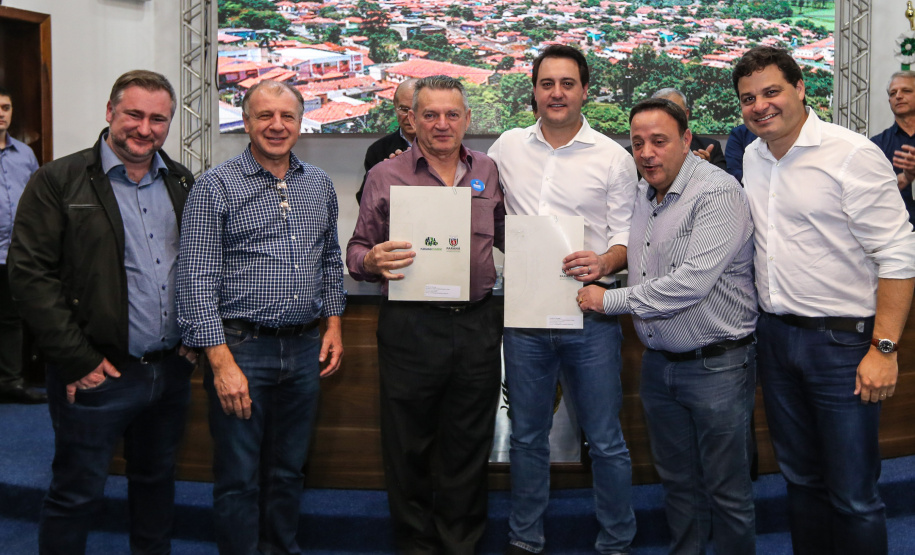 Governador Carlos Massa Ratinho Junior se reúne em Irati com os prefeitos do Centro-Sul do Paraná, e repassa recursos para investimentos em diversos municípios da região. O secretário do Desenvolvimento Urbano e Obras Públicas, João Carlos Ortega, também participa do encontro.  -  Irati, 07/06/2019  -  Foto: Geraldo Bubniak/ANPr