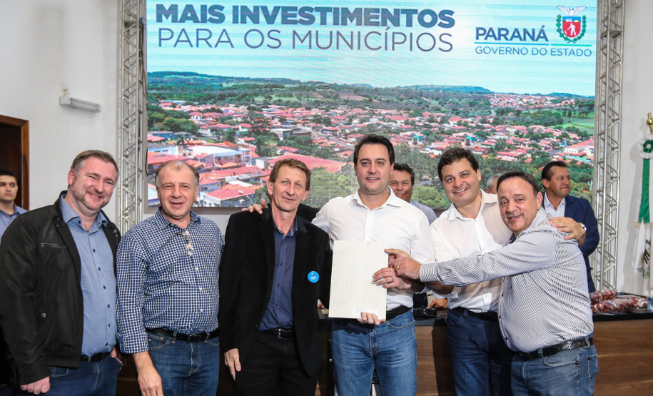 Governador Carlos Massa Ratinho Junior se reúne em Irati com os prefeitos do Centro-Sul do Paraná, e repassa recursos para investimentos em diversos municípios da região. O secretário do Desenvolvimento Urbano e Obras Públicas, João Carlos Ortega, também participa do encontro.  -  Irati, 07/06/2019  -  Foto: Geraldo Bubniak/ANPr