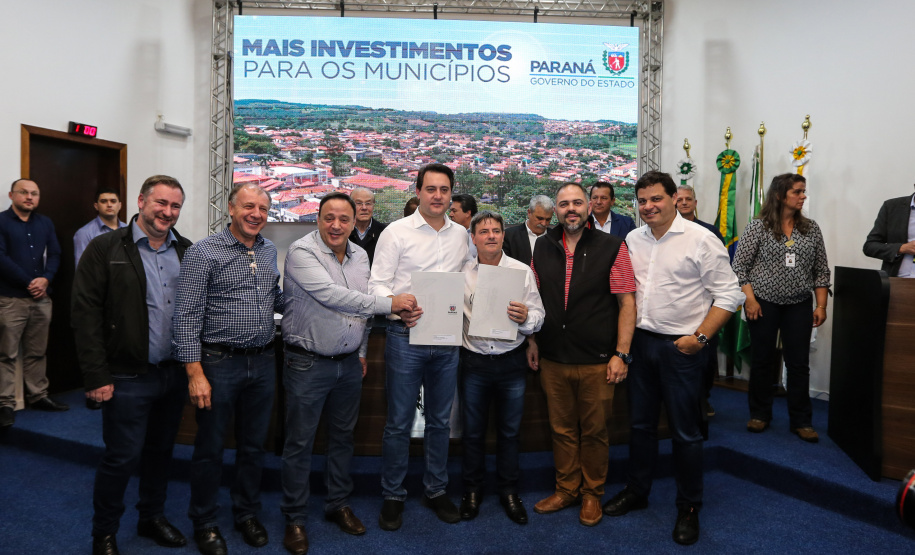Governador Carlos Massa Ratinho Junior se reúne em Irati com os prefeitos do Centro-Sul do Paraná, e repassa recursos para investimentos em diversos municípios da região. O secretário do Desenvolvimento Urbano e Obras Públicas, João Carlos Ortega, também participa do encontro.  -  Irati, 07/06/2019  -  Foto: Geraldo Bubniak/ANPr